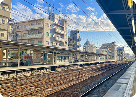 阪急六甲駅より徒歩2分、駐車場あり