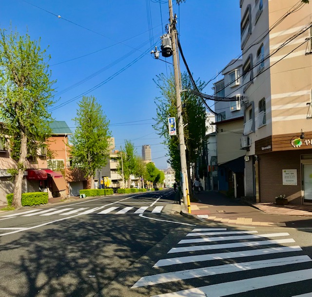 横断歩道を渡りまっすぐ進む